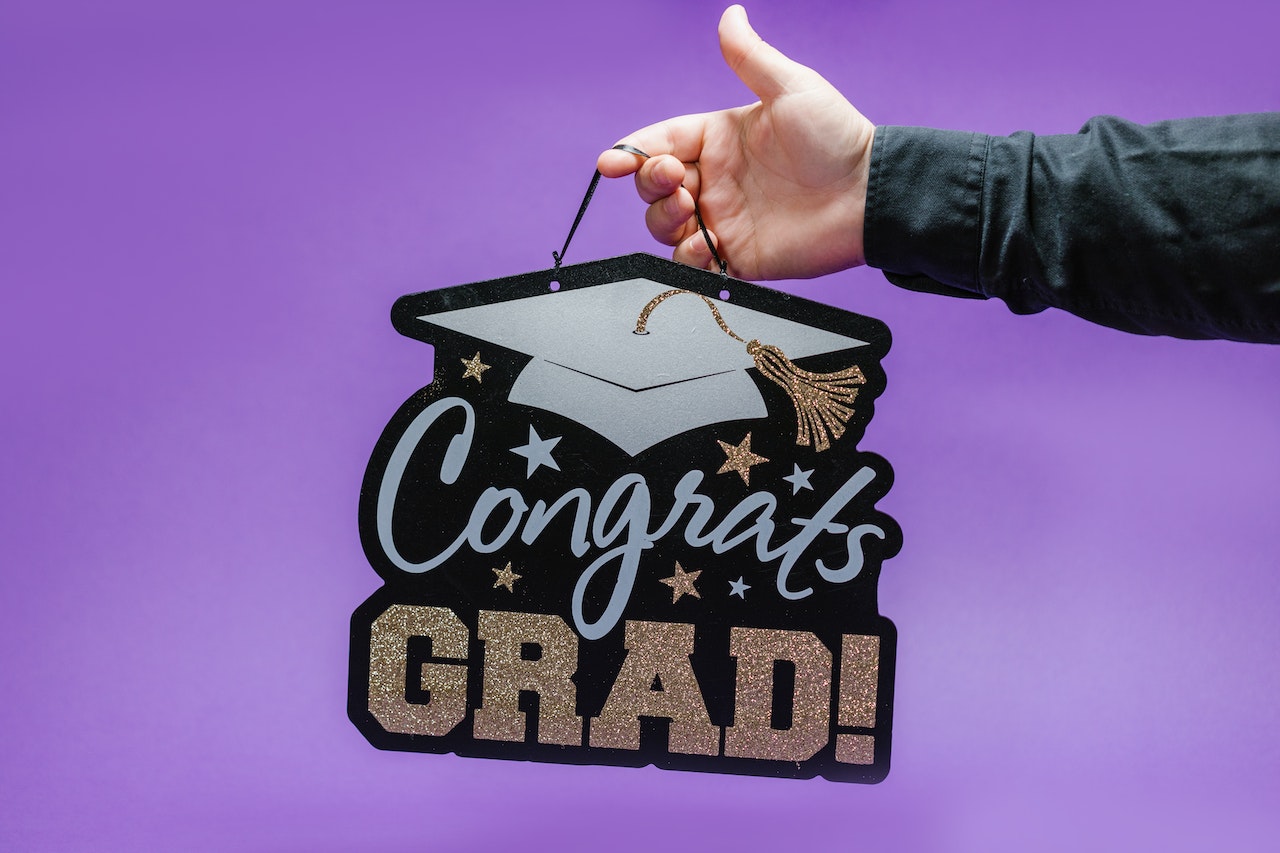 sparkly sign that says congrats grad